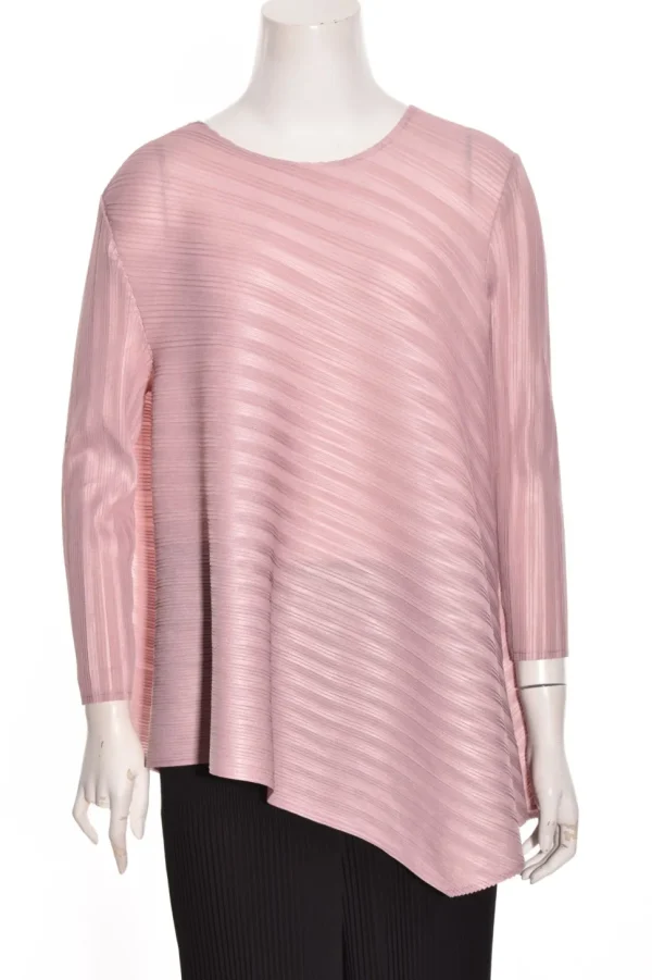 Vanite Couture. Angled Three Quarter Sleeve Scoopneck Top.