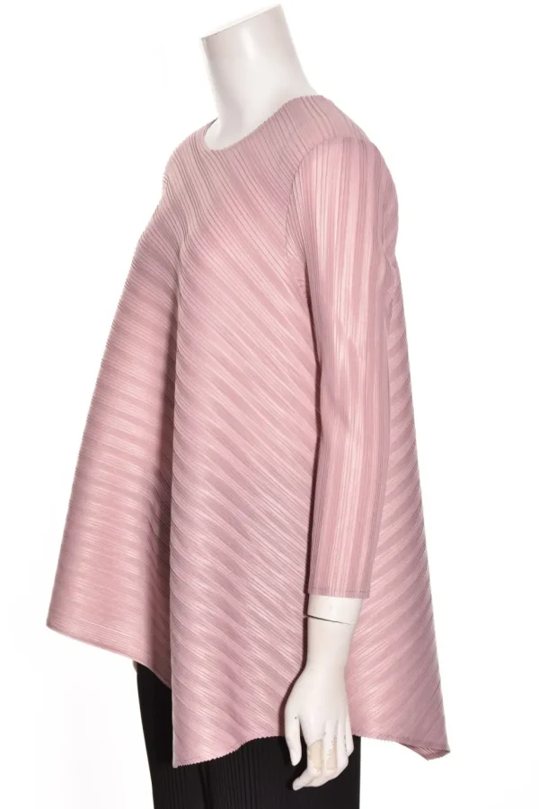Vanite Couture. Angled Three Quarter Sleeve Scoopneck Top.
