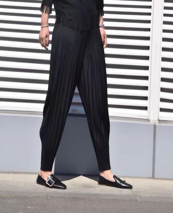 Vanite Couture. Pleated Tapered Pant.